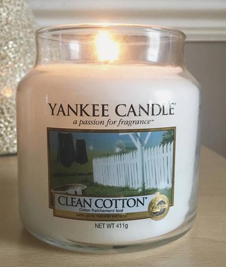 Ett tänt Yankee candle doftljus